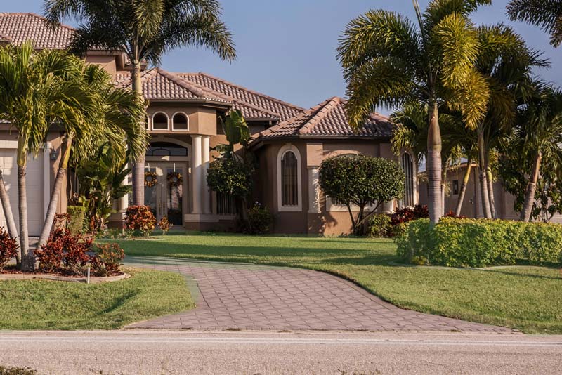 Blog_RE_Investor Single-family rental residence with a mature front yard in Tampa, Florida.