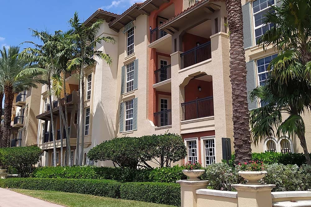 florida-condominium-reserve-study-investors Exterior of a mid-rise condominium building with balconies and windows in Tampa, Florida.